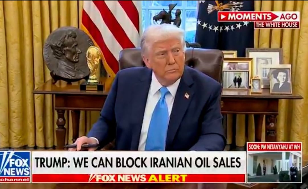 Donald Trump instaló una réplica del trofeo de la Copa del Mundo de fútbol en el Despacho Oval de la Casa Blanca. (04/02/25) Foto: Captura de pantalla