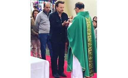 Bono asiste a misa y comulga en Bogotá