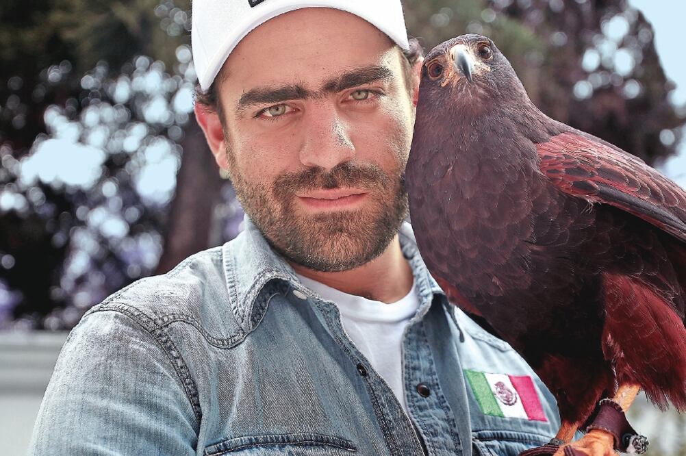 El actor explica que ha entrenado halcones para darles mejor calidad de vida. (ALEJANDRA LEYVA. EL UNIVERSAL)