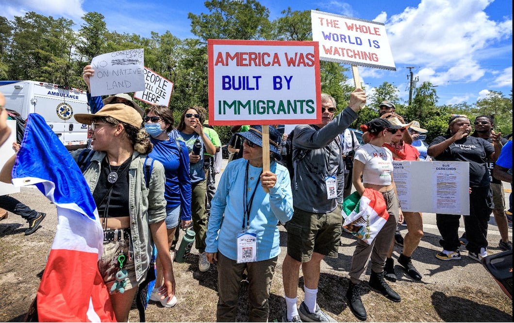 Activistas y familiares de detenidos en Alligator Alcatraz se manifiestan frente a la entrada del centro de detención, en la Reserva Nacional Big Cypress, Ochopee, Florida, Estados Unidos, el 22 de julio de 2025. Foto: EFE