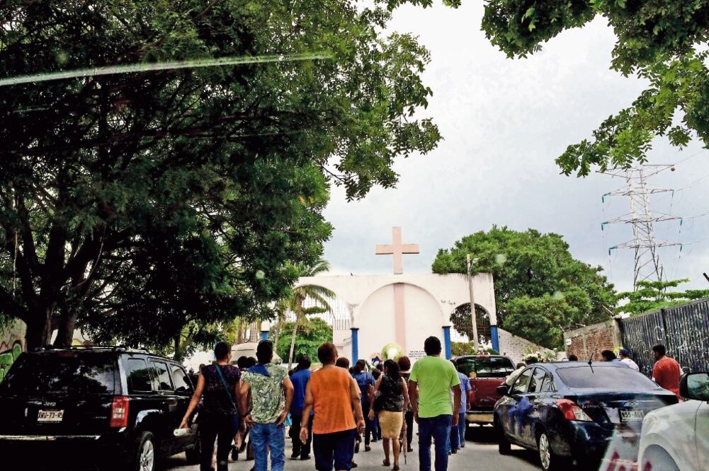 Familiares y amigos de las víctimas de la masacre les dieron el último adiós en el panteón municipal del pueblo. Habitantes señalan que la ola violenta amenaza la llegada de visitantes y sus ganancias (ROSELIA CHACA. EL UNIVERSAL)