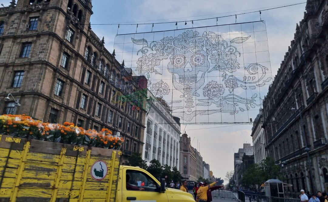 Alistan alumbrado de Día de Muertos en el Zócalo (29/10/204). Foto: Frida Sánchez / EL UNIVERSAL