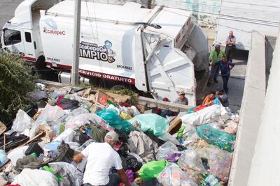 Exprofesor de la UNAM que perdió su empleo acumula 100 toneladas de basura en Ecatepec 