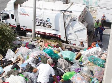Exprofesor de la UNAM que perdió su empleo acumula 100 toneladas de basura en Ecatepec