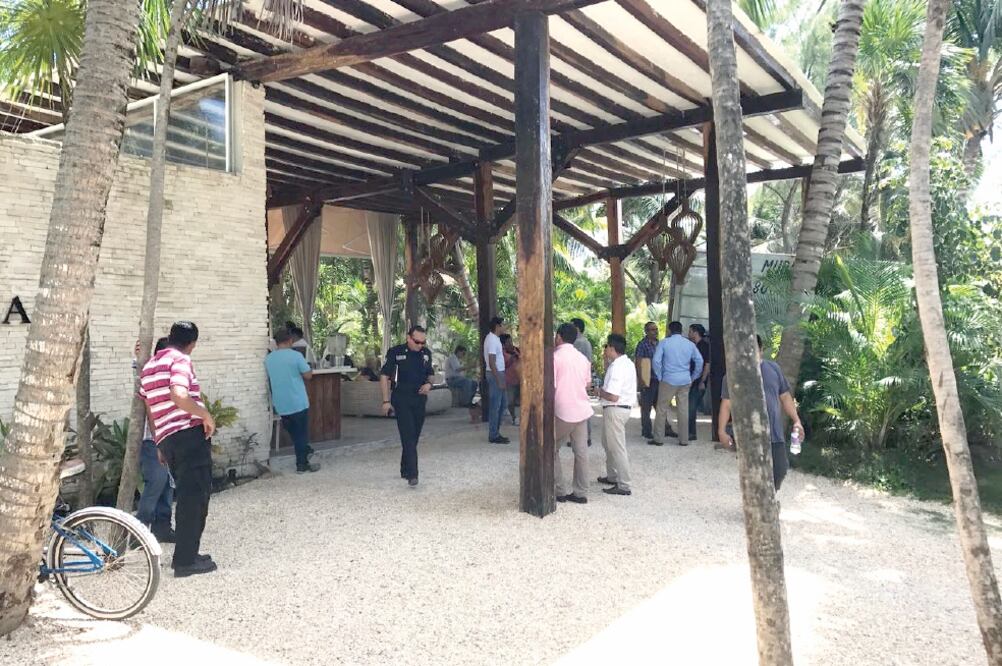 Policías estatales, actuarios y personal de la Secretaría del Trabajo y Previsión Social de Quintana Roo procedieron a la desocupación pacífica de los inmuebles. (ADRIANA VARILLAS. EL UNIVERSAL)