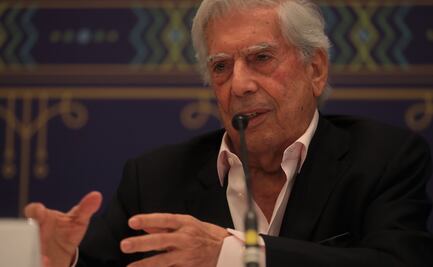 Vargas Llosa destaca a Dina Boluarte, la primera presidenta en Perú, tras un fallido golpe de estado