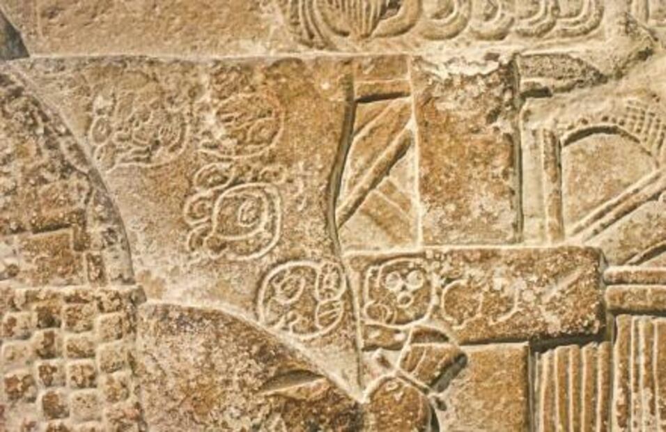 Joven revela los secretos de la compleja escritura maya