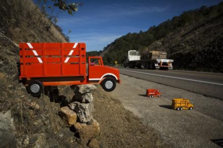 Nostalgia oaxaqueña: juguetes de madera, tradición que resiste a pie de carretera