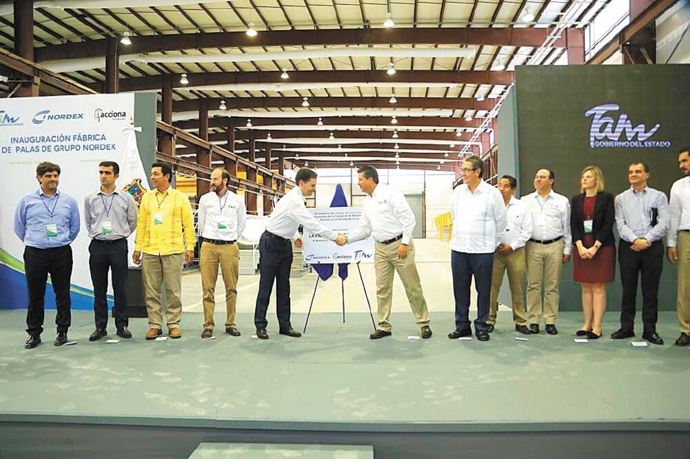 El gobernador del estado, Francisco García Cabeza de Vaca, inauguró la planta , acompañado del director ejecutivo del Grupo Nordex, José Luis Blanco.