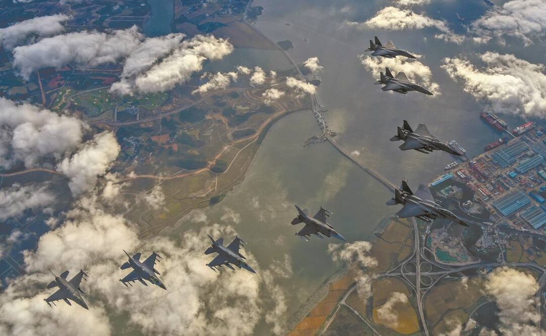 Aviones de la Fuerza Aérea de Corea del Sur y de Estados Unidos durante un simulacro conjunto sobre un lugar no revelado en Corea del Sur. Foto: AP.