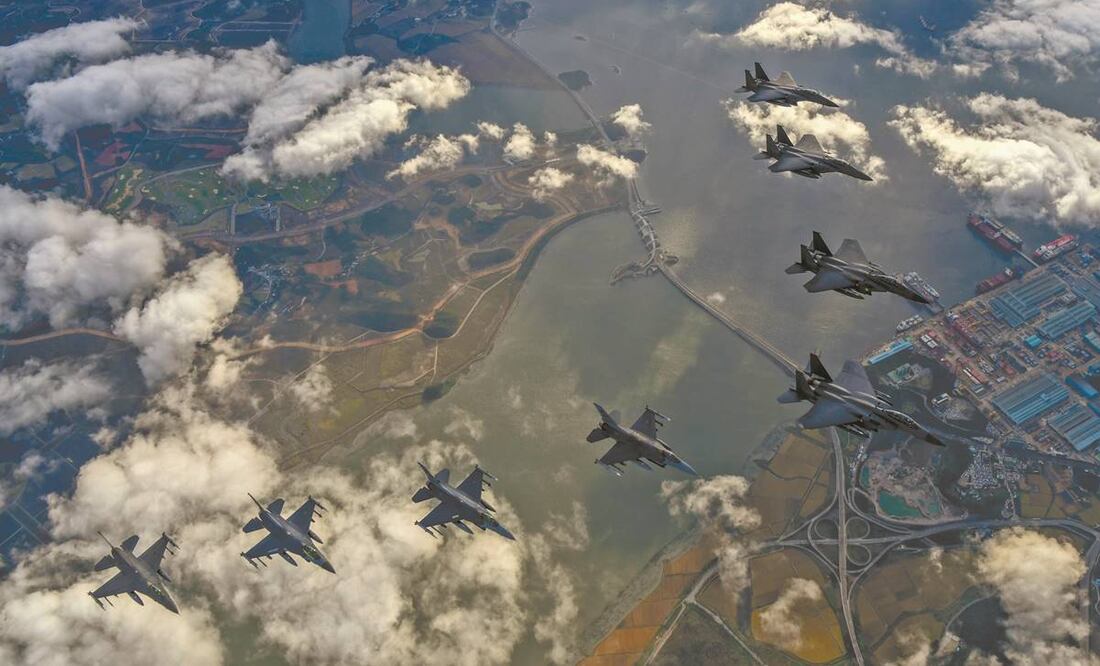 Aviones de la Fuerza Aérea de Corea del Sur y de Estados Unidos durante un simulacro conjunto sobre un lugar no revelado en Corea del Sur. Foto: AP.