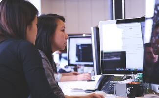 Incremento al salario mínimo tiene un efecto positivo en la participación laboral de mujeres; influye el nivel educativo