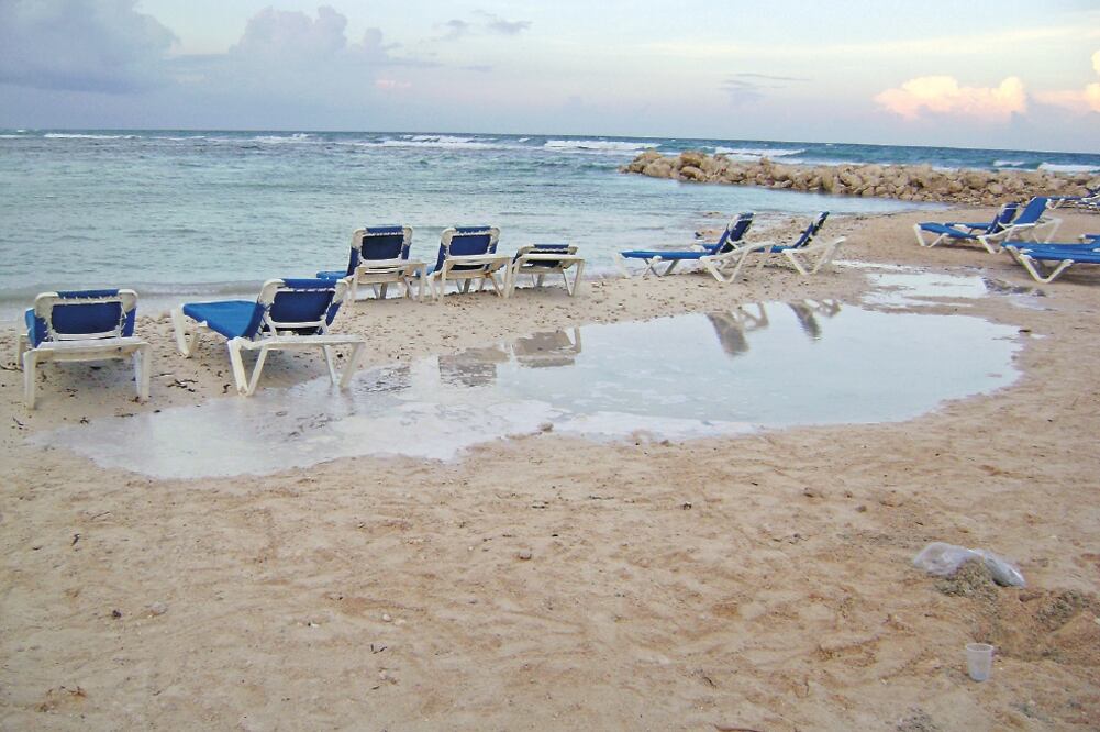 Pobladores buscan que se abra el acceso a las playas de la bahía de Akumal (ARCHIVO EL UNIVERSAL)
