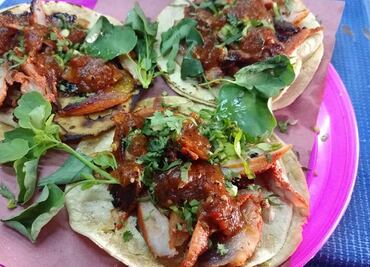 En Iztapalapa ofrecen buffet de tacos de carnitas por menos de 70 pesos