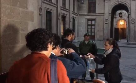 Reparten gel antibacterial a reporteros en "La Mañanera"