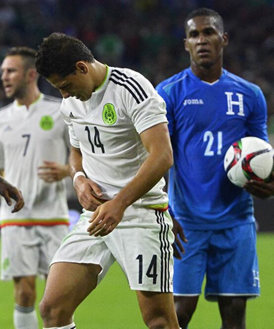 Javier Hernández sufrió una fractura de clavícula en el "amistoso" ante Honduras (EFE)