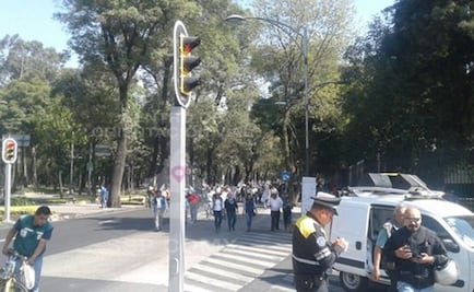 Tras marchar sobre Reforma, manifestantes llegan a Los Pinos