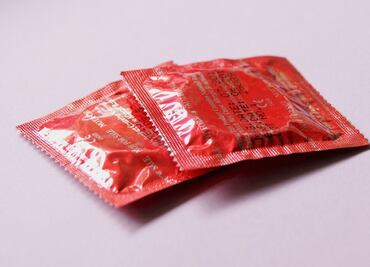 Macron anuncia preservativos gratis para los jóvenes en 2023: "es una revolución en la prevención"