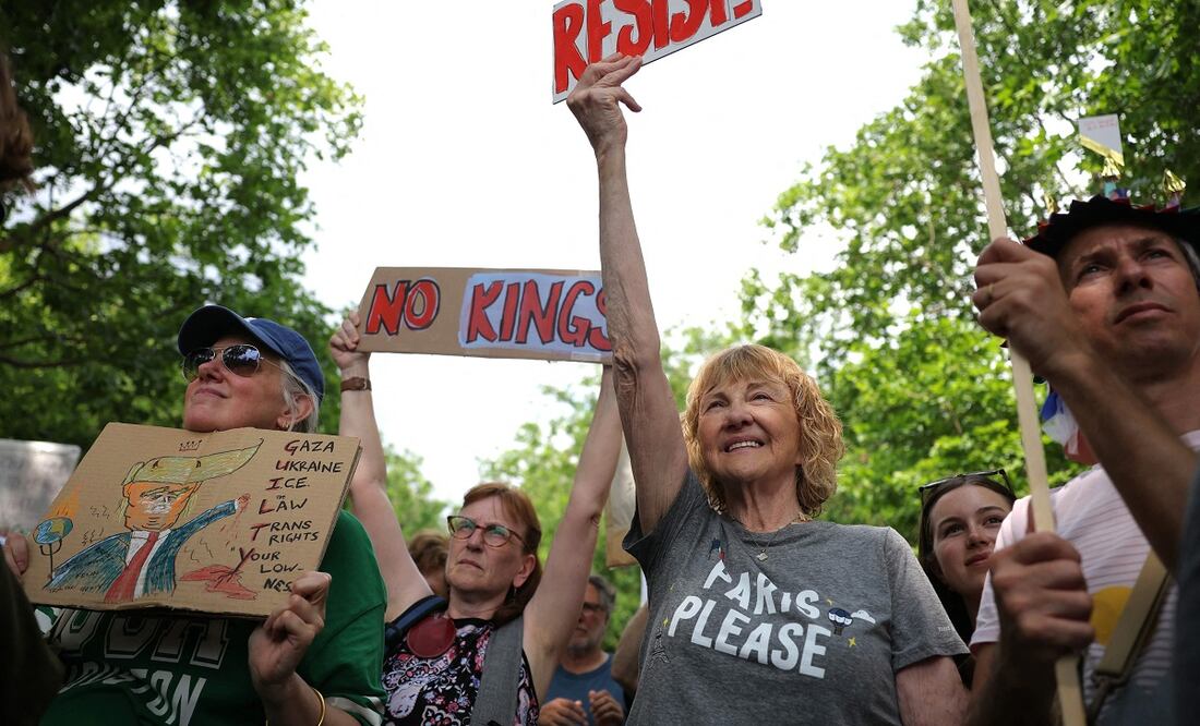 Manifestantes portan pancartas durante una protesta "No Kings" que subraya las profundas divisiones en Estados Unidos sobre el segundo mandato de Trump, en la Plaza de la Bastilla en París el 14 de junio de 2025. Foto: AFP