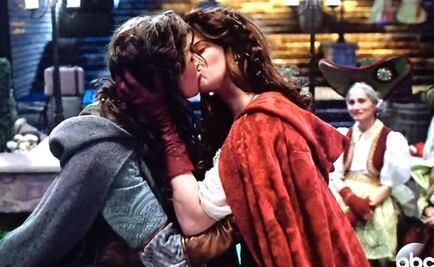 ¡Caperucita y Dorothy se dan un beso de amor!