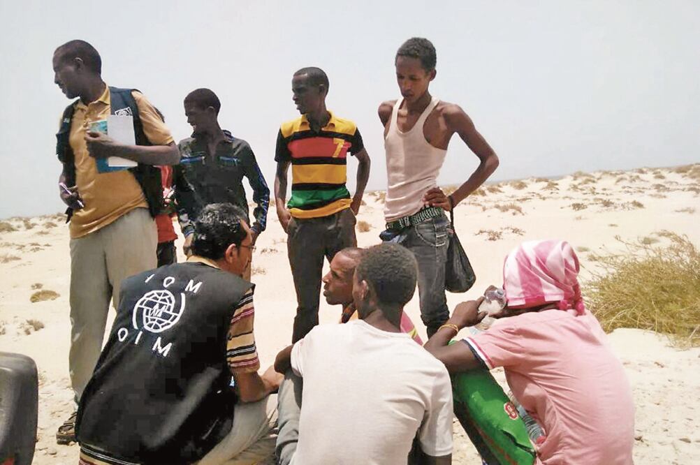 Personal de la Organización Internacional para las Migraciones ayudó ayer a ciudadanos somalíes y etíopes que fueron obligados a arrojarse al mar en una playa en Shabua, Yemen. (EFE)
