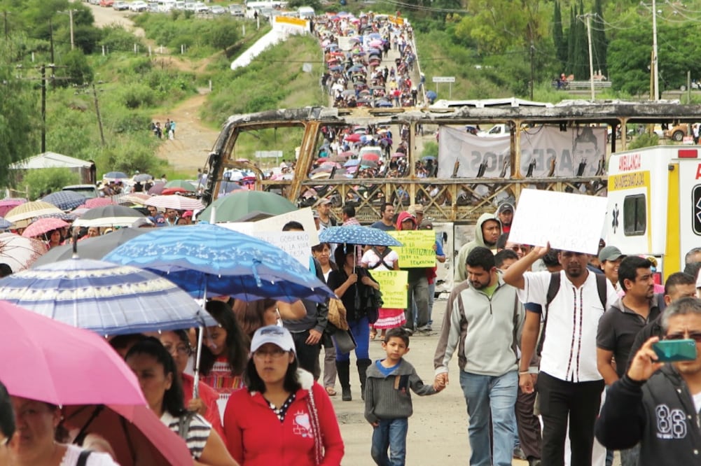 Maestros disidentes, pobladores y miembros de organizaciones civiles marcharon ayer para exigir justicia. Caminaron por las calles de Nochixtlán, en medio de los “esqueletos” de vehículos incendiados el domingo 19 de junio (LUIS CORTÉS. EL UNIVERSAL)