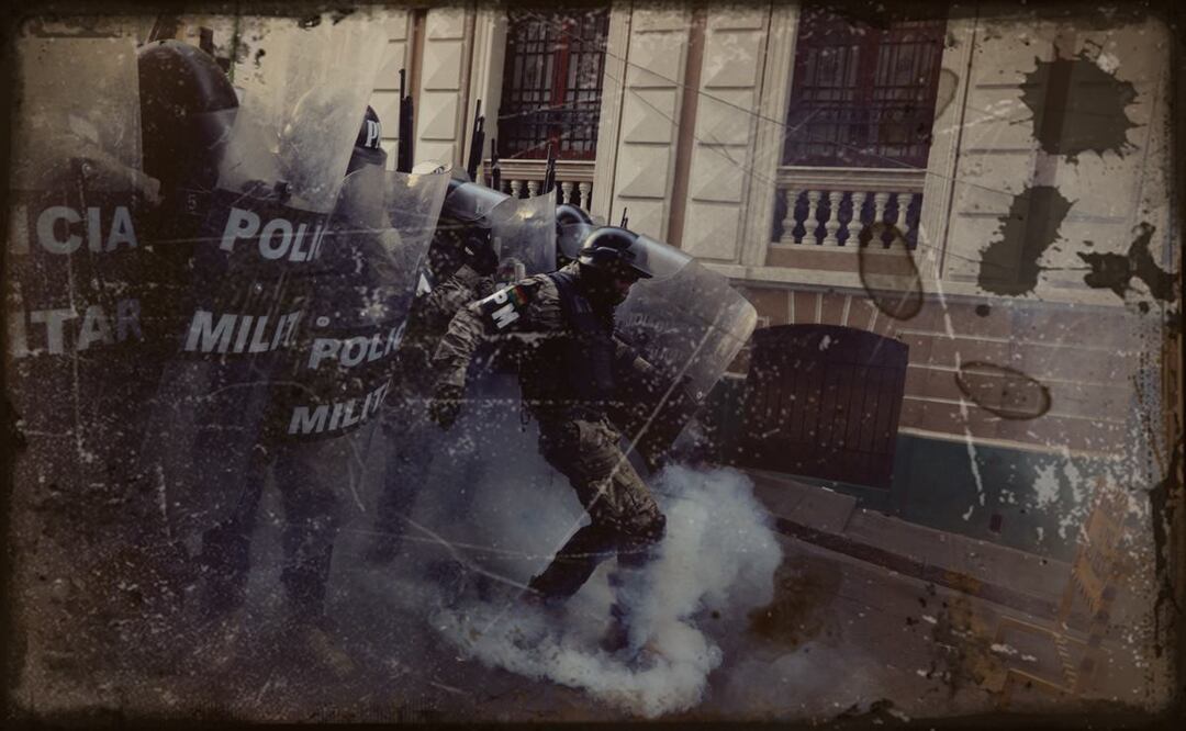 Un integrante de la Policía Militar de Bolivia patea una granada de gas en un protesta contra los militares que tomaron la sede del Gobierno de Bolivia, este miércoles en La Paz. / Foto: EFE/ STR.