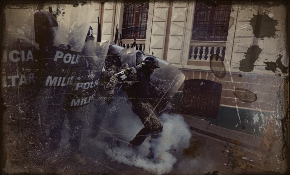 Un integrante de la Policía Militar de Bolivia patea una granada de gas en un protesta contra los militares que tomaron la sede del Gobierno de Bolivia, este miércoles en La Paz. / Foto: EFE/ STR.