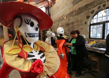 Celebran la muerte con piñatas de Catrina