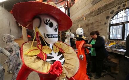 Celebran la muerte con piñatas de Catrina