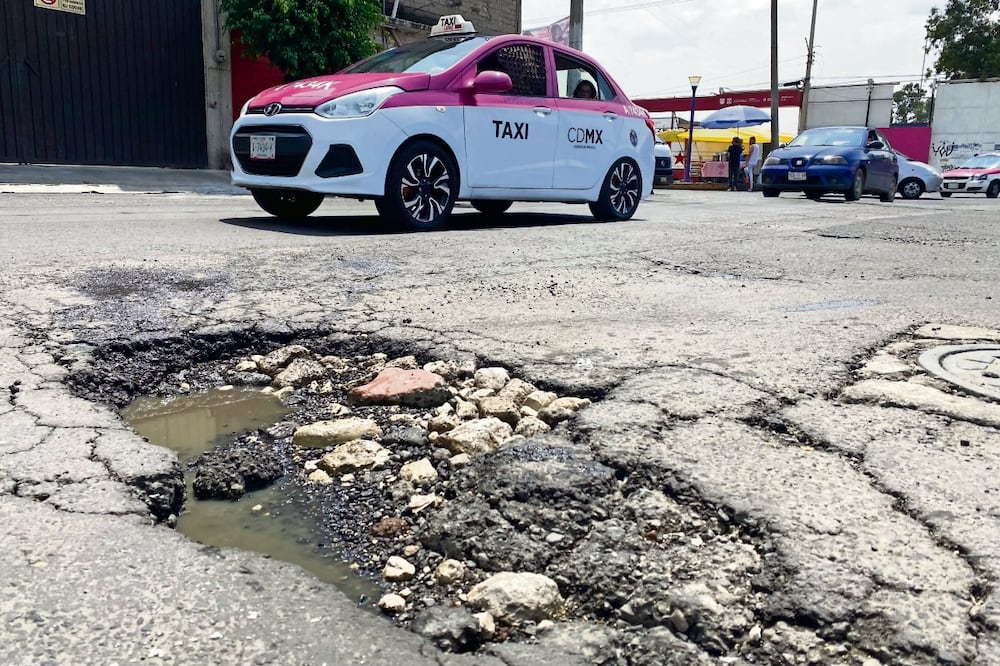 Los baches y vialidades “parchada s” son frecuentes. Foto: Berenice Fregoso / El Universal