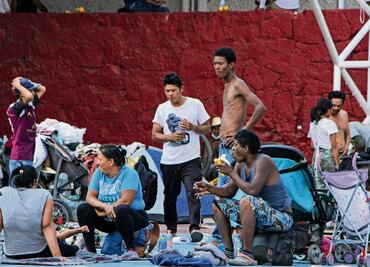 EU: menos solicitudes de asilo, más deportados