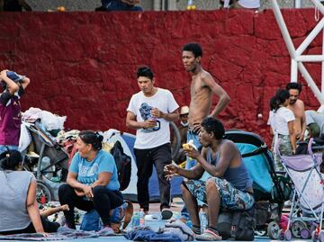 EU: menos solicitudes de asilo, más deportados