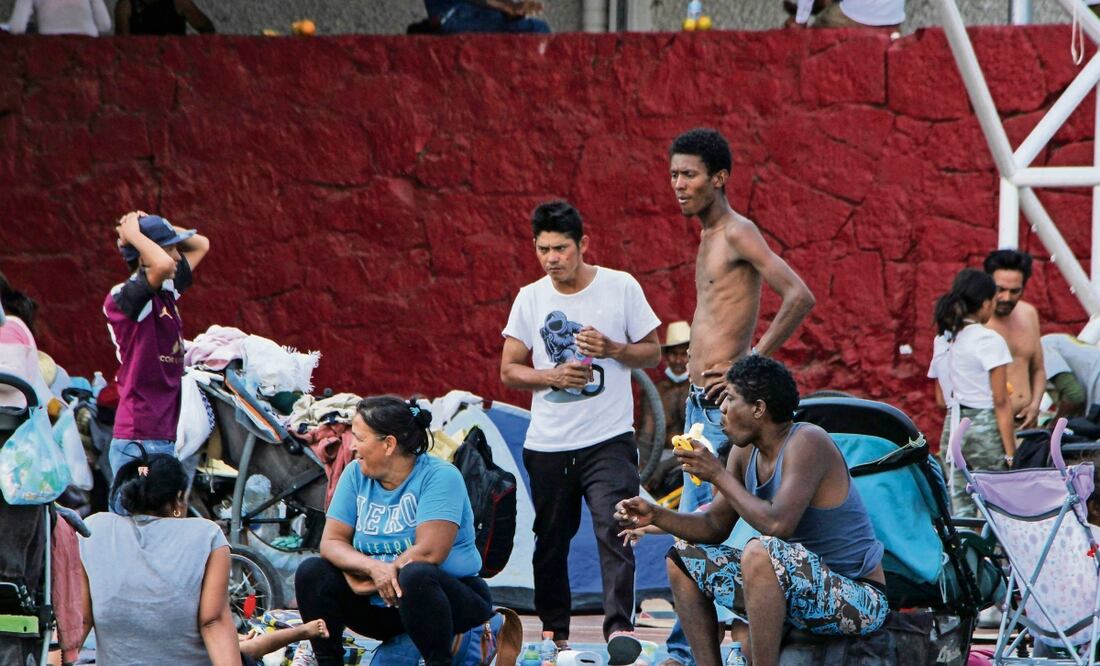 Migrantes de Centro y Sudamérica que buscan llegar a EU reciben atención humanitaria en el Polideportivo Venustiano Carranza, en Oaxaca. Foto: Patricia Castellanos | AFP