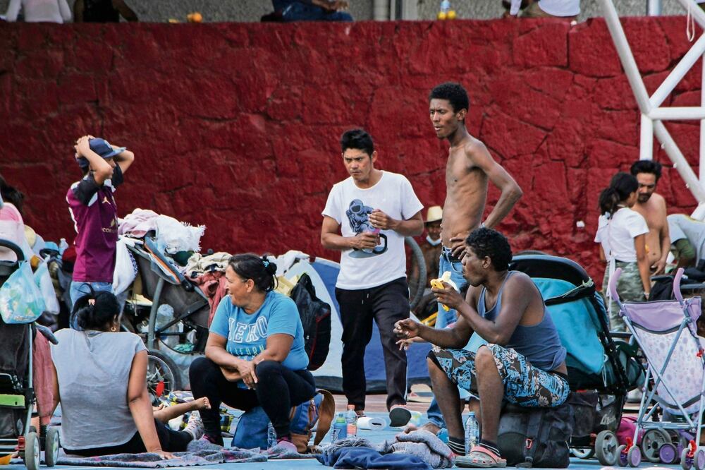 Migrantes de Centro y Sudamérica que buscan llegar a EU reciben atención humanitaria en el Polideportivo Venustiano Carranza, en Oaxaca. Foto: Patricia Castellanos | AFP