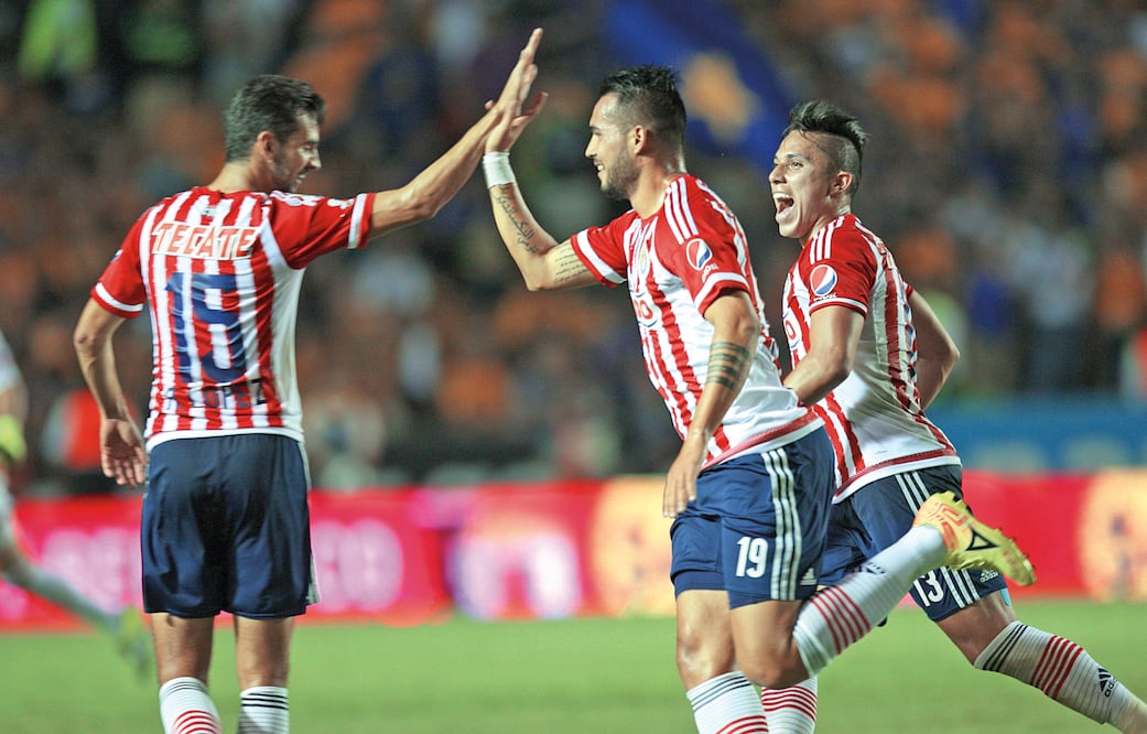 Guadalajara aprovechó la superioridad numérica para empatarle a Tigres en ‘El Volcán’, aunque el puntito apenas le sirve para recuperar algo de moral, porque Chivas sigue en el sótano de la porcentual (IMAGO7)