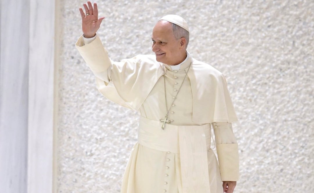 El Papa León XIV saluda a los fieles durante la Audiencia General semanal en el Aula Pablo VI de la Ciudad del Vaticano, el 28 de enero de 2026. Foto: EFE