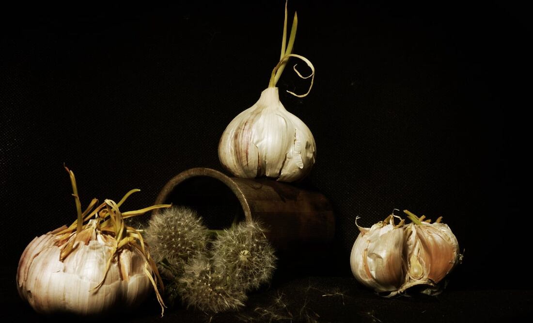 Al ajo le brota un tallo verde cuando está viejo. Foto: Miroslavik / Pixabay
