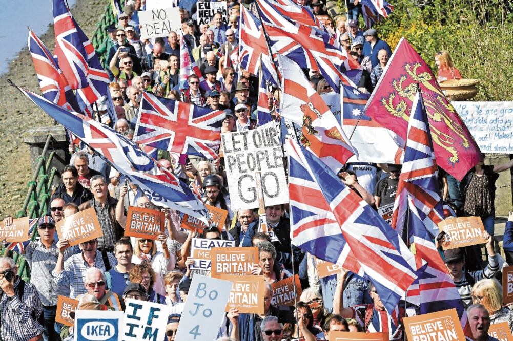Miles de británicos a favor de dejar la Unión Europea (UE) se manifestaron ayer, al lado del río Támesis, en Londres. Foto: TOBY MELVILLE. REUTERS