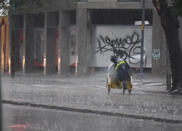 Lluvias afectaron dos viviendas en Tlalpan; registran encharcamiento de 70 metros