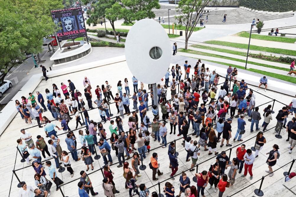 Familias, parejas, jóvenes, niños y adultos mayores se dieron cita en el recinto (BERENICE FREGOSO. EL UNIVERSAL)