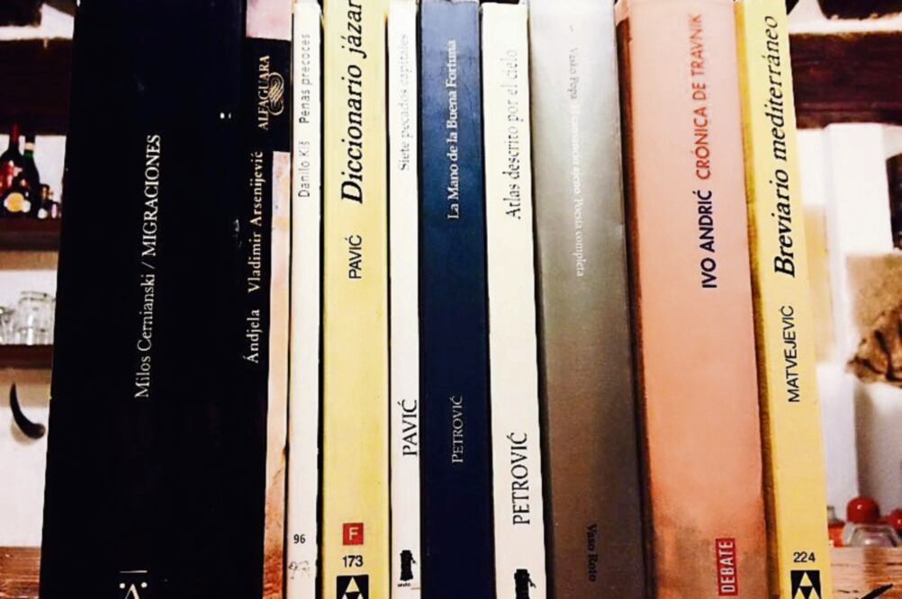 La mano de la buena fortuna, Atlas descrito por el cielo de Goran Petrović; El cansancio ajeno. Poesía completa de Popa, de Vasko Popa, y Diccionario Jázaro, de Pavić, son algunos libros que se pueden encontrar en español (ESPECIAL)