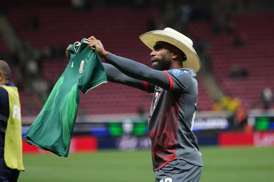 Germain Haewegene, de Nueva Caledonia, sostiene una camiseta de la Selección Mexicana, durante el Repechaje Mundialista - Foto: AP