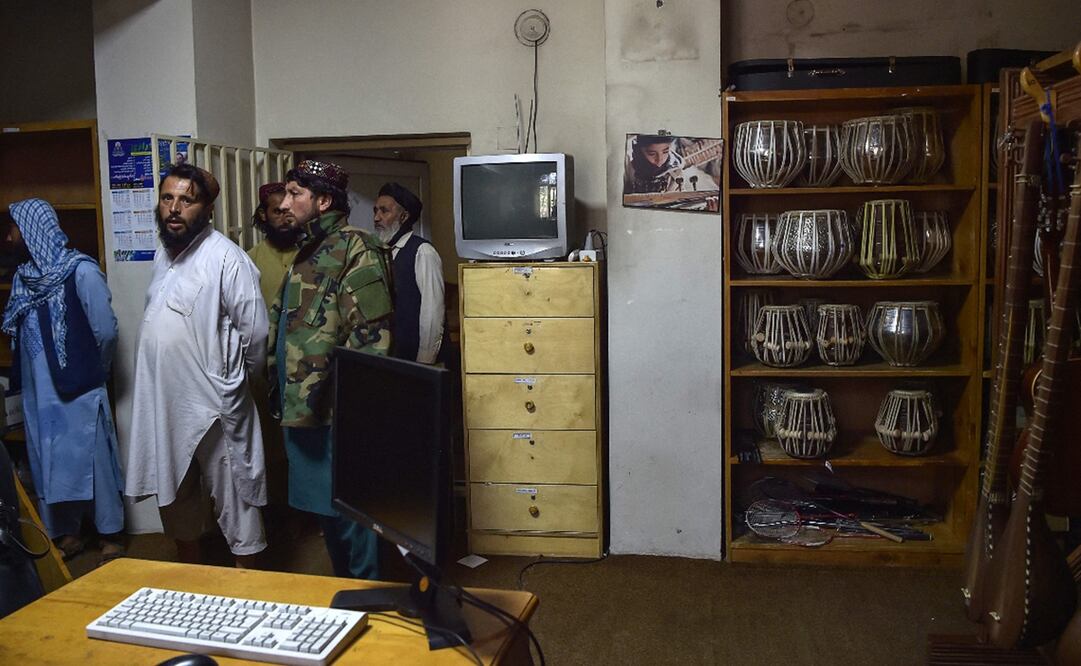 Un talibán muestra una sala llena de instrumentos intactos abandonados. Se creía que habían sido destruidos, pero hasta ahora los conservan. Foto: WAKIL KOHSAR / AFP