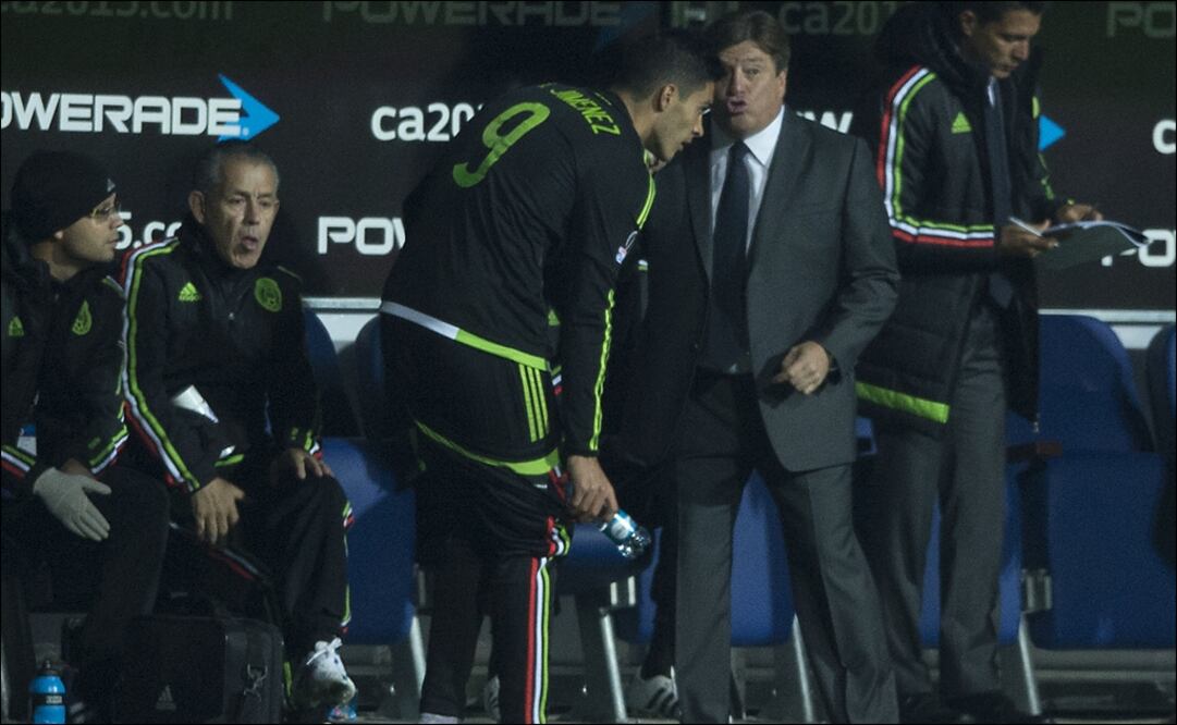 Raúl Jiménez, Miguel Herrera. Foto: Imago7 