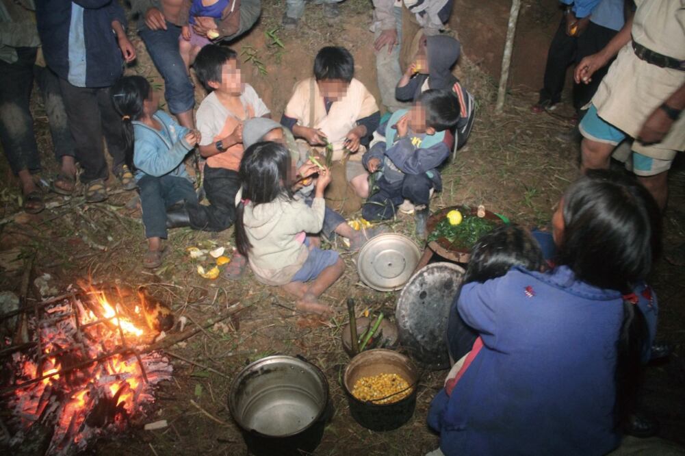 Café, tortillas duras y frijoles son repartidos entre los niños más pequeños, mientras que los adolescentes comen naranja y mandarina y toman agua de masa. Los adultos se aguantan el hambre (FOTOS: JUAN DE DIOS. EL UNIVERSAL)