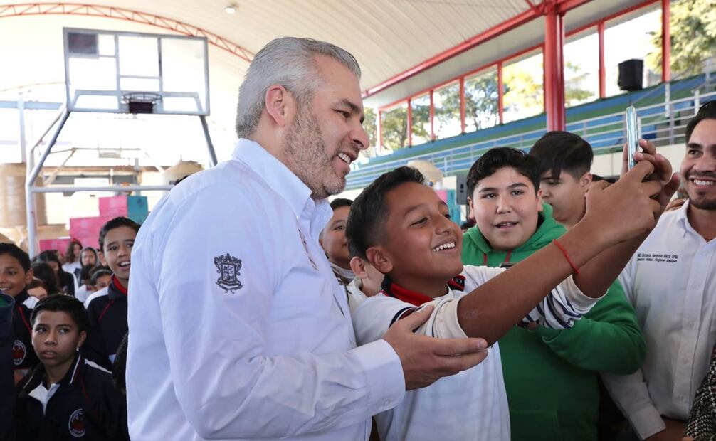 Alfredo Ramírez Bedolla en la entrega de tenis en Michoacán. Foto: Especial