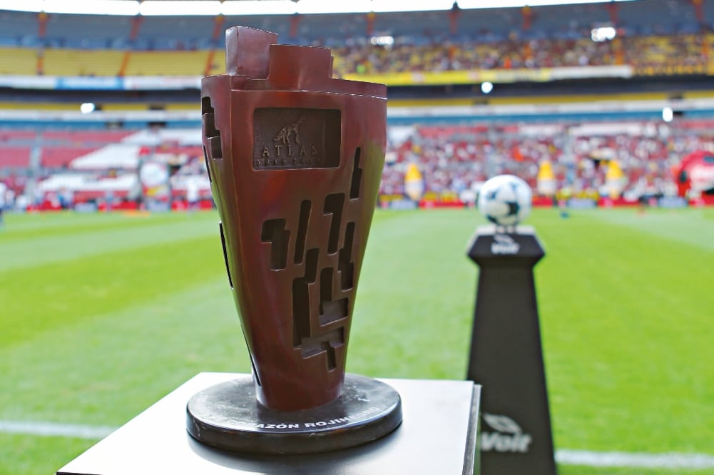 Trofeo conmemorativo, en el duelo Atlas-Puebla en la jornada 5 (JORGE BARAJAS. IMAGO7)