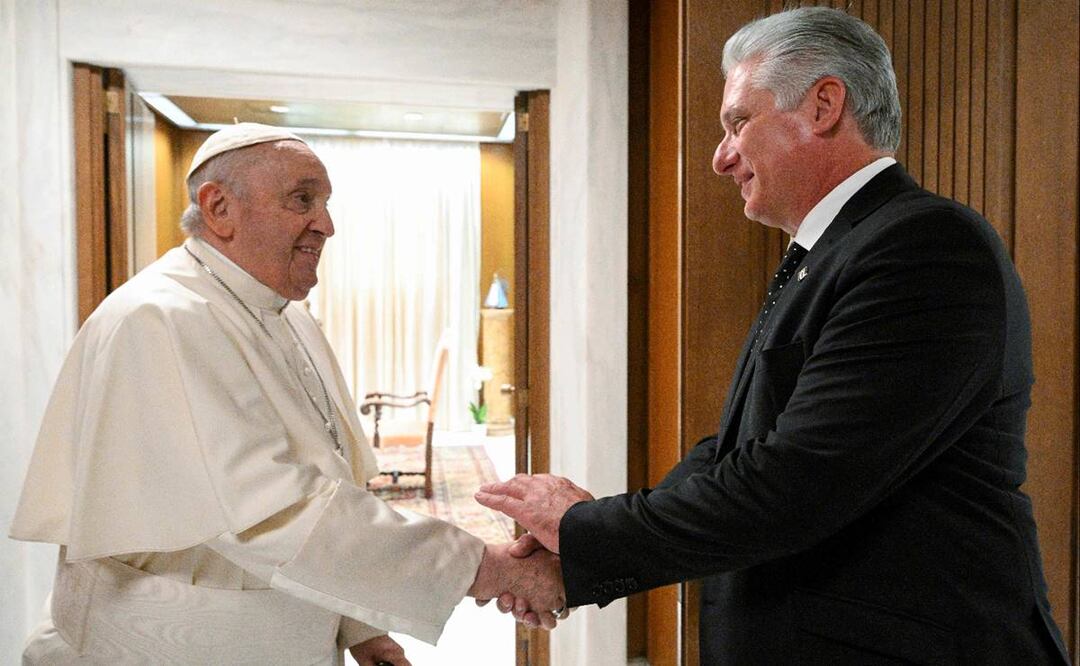 El Papa Francisco da la bienvenida al presidente de Cuba, Miguel Díaz-Canel, antes de su reunión en el Vaticano. Foto: AFP.