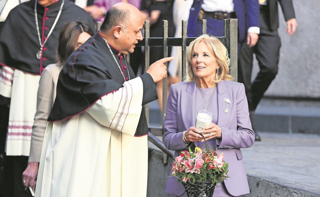 Jill Biden encendió una veladora en su visita a la Basílica de Guadalupe. Foto: Rodrigo Oropeza / AFP